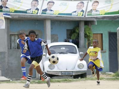 Fußball spielende Kinder in Brasilien, AP