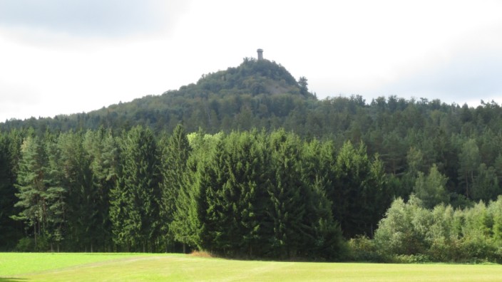 Neualbenreuth: Nachbarschaft: Der Rauhe Kulm in der Oberpfalz, 682 Meter hoch, ist ein Vulkan, der nicht ausgebrochen ist.