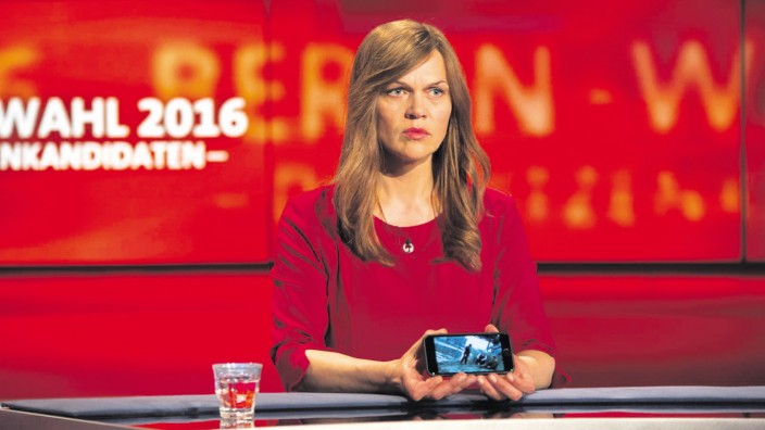Ein Besuch am Set der ARD-Serie: Die traut sich was: Susanne Kröhmer (Anna Loos) geht mit einem Handyvideo an die Öffentlichkeit, das auch ihren eigenen Vater kompromittiert.