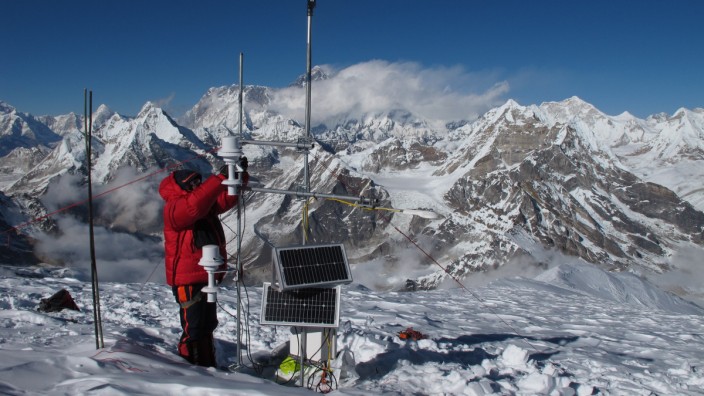 Klimaerwärmung: Ein Wissenschaftler arbeitet an einer Wettermessstation im Himalaya.
