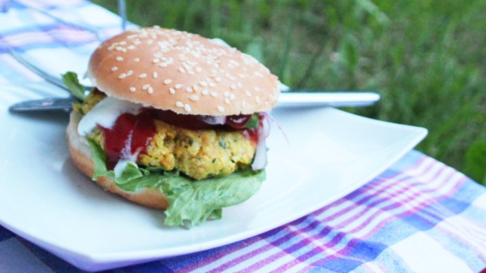 Küchenzeilen zu veganem Grillen: Die vegane Alternative zu Rinderhack: Der frisch gegrillte Burger schmeckt auch mit einem Pattie aus Linsen oder Portobellopilzen.