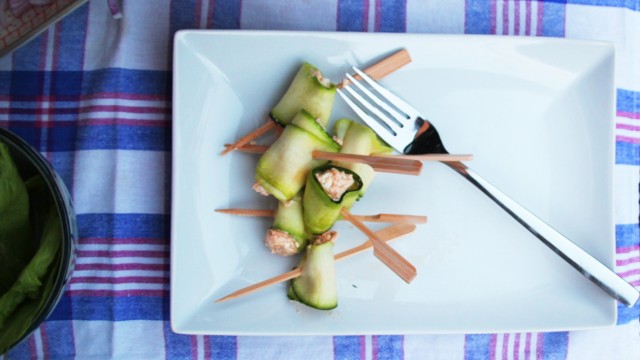 Küchenzeilen zu veganem Grillen: Vegane Zucchini-Röllchen