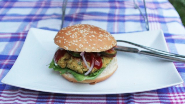 Küchenzeilen zu veganem Grillen: Falafel-Burger, ganz ohne Tier