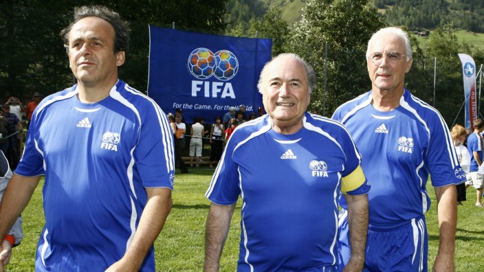 Rolle der Uefa in der Fifa: Sepp Blatter, Michel Platini und Franz Beckenbauer bei einem Fußball-Kick 2007