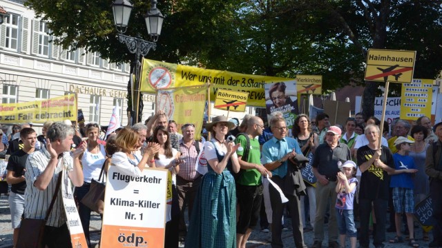 Startbahn-Protest: Im Sommer 2013 hatte "Aufgemuckt" eine Kundgebung vor dem Dachauer Rathaus organisiert. Viele Startbahngegner aus dem Landkreis kamen.