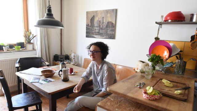 Münchner Mieter: Mit elf Mitbewohnern teilt sich Tunay Önder jetzt im Westend ein Haus. "Ich habe es gut getroffen", sagt sie.