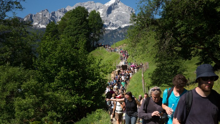 Stermarsch nach Elmau Ca 400 Gipfelgenger machen sich von Garmisch in einem Sternmarsch auf den Weg