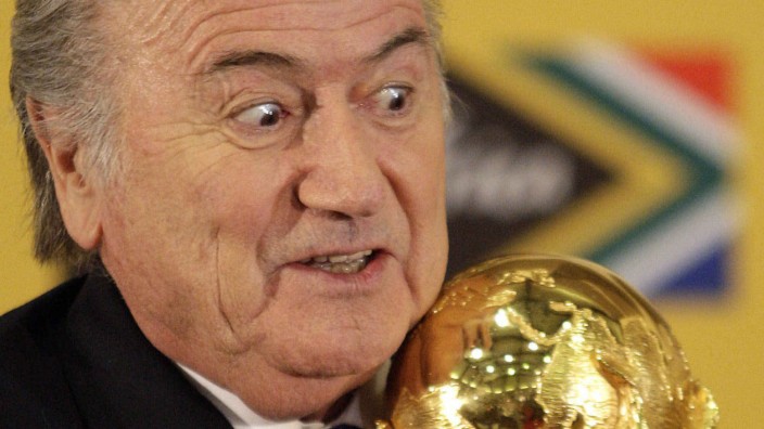 Korruption in der Fifa: Was wusste der Präsident? Sepp Blatter gerät in Bedrängnis.