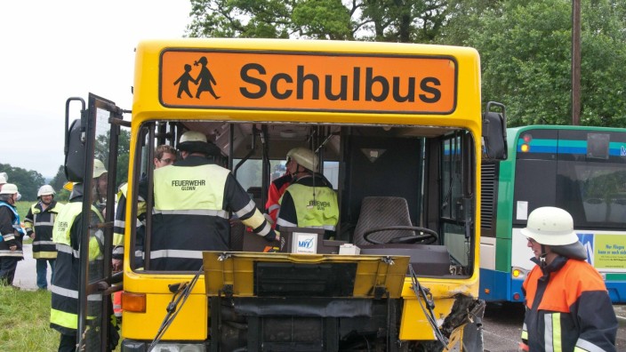 Glonn: Der Schulbus war mit 24 Kindern voll besetzt und auf dem Weg nach Glonn.
