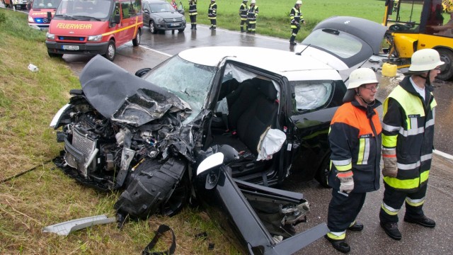 Glonn: Der Fahrer des Kleinwagens, der den Unfall verursacht hat, erlitt lebensgefährliche Verletzungen.