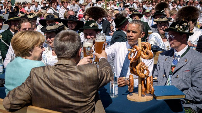 Obama in Krün: Historischer Beitrag zum Gelingen des G-7-Gipfels 2015: Joachim Sauer (Vordergrund) führt den damaligen Präsidenten Barack Obama in bayerische Bräuche ein.