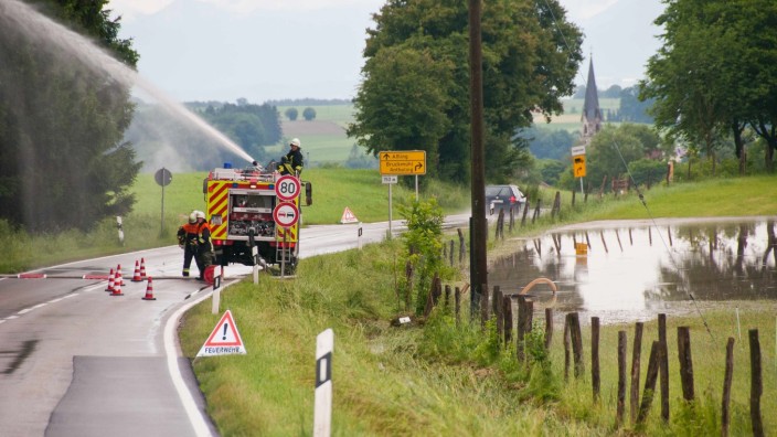 Ebersberg: Besonders im südlichen Landkreis, wie hier nahe Glonn, hatten die Feuerwehren viel zu tun, um das Regenwasser in geregelte Bahnen zu lenken.