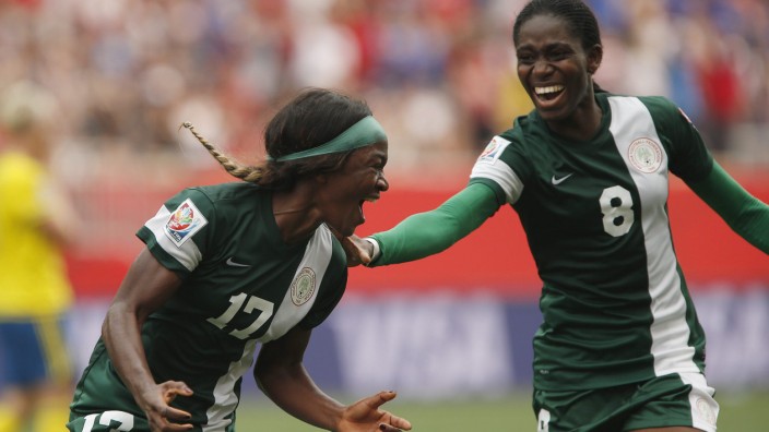 Frauenfußball-WM: Jubel für Nigeria: Francisca Ordega (Nummer 17) und Asisat Oshoala (Nummer 8).