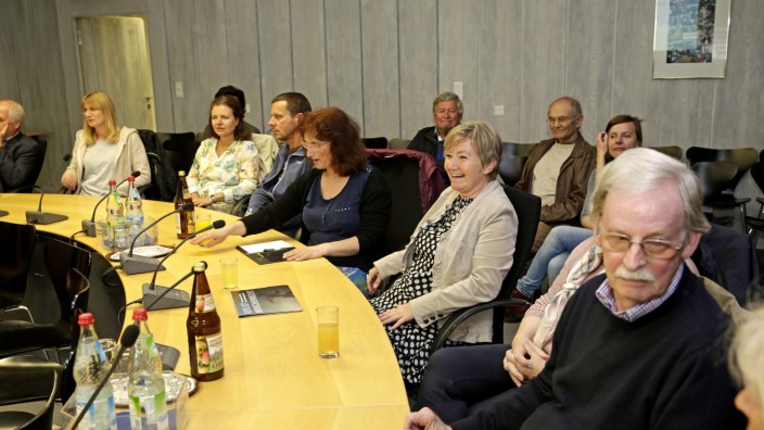 Auf Initiative der Stadt   : Erfahrene Flüchtlingshelfer (hier etwa die ehemalige Sprecherin Bärbel Gerlach, 2.v.r.) und Interessenten kamen im Rathaussaal zusammen.