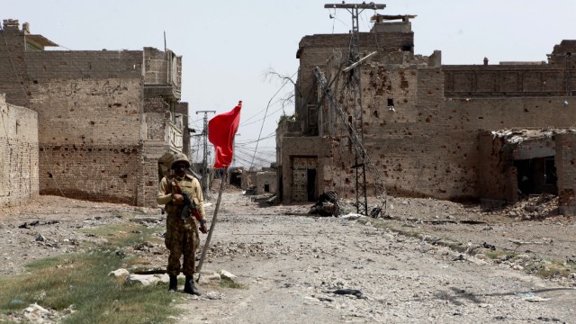 Pakistan: Ein pakistanischer Soldat nach der Einnahme der Stadt Miran Shah im Juli 2014. Nur mühsam kommt die Offensive gegen die Taliban voran.