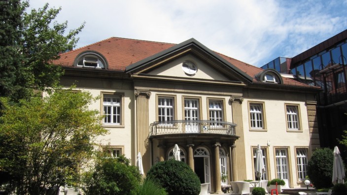 Frauenklinik: In der alten Hohenzollern-Villa gründete Lorenz Geisenhofer seine Klinik. Heute spielt sich der Großteil des Betriebs in den modernen Anbauten ab.