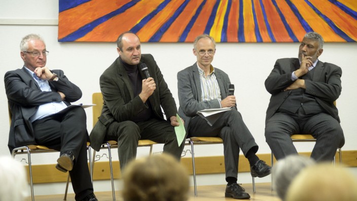 Ottobrunn: Dekan Mathis Steinbauer (3. v. li.) moderierte die Diskussion von Pfarrer Rainer Oechslen, Mirsad Niksic (v. li.) und Ahmad Al-Khalifa (rechts).