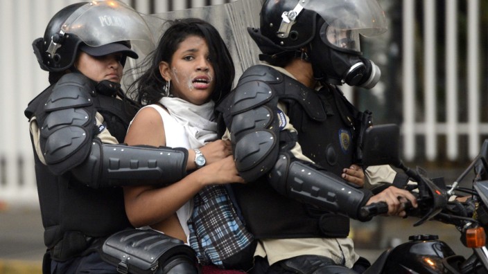 Eine Aktivistin in Venezuela wird verhaftet - laut einer Studie der Bertelsmann-Stiftung ist die Demokratie zunehmend in Gefahr.