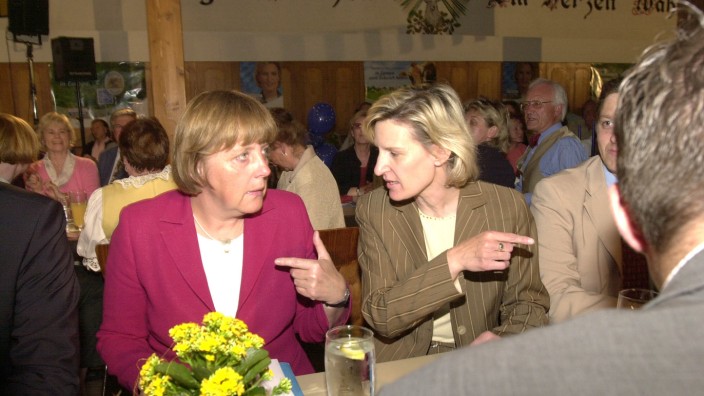 Vaterstetten: Auch Angela Merkel, hier mit der Vaterstettener CSU-Europaabgeordneten Angelika Niebler, hat im Altschütz-Saal schon gefeiert.