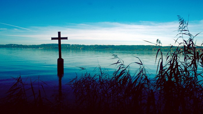 Kreuz für Ludwig II. im Starnberger See