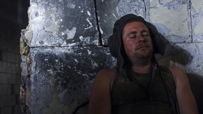 Neue Kämpfe in der Ukraine: Ein Kämpfer der prorussischen Rebellen in der Ukraine lehnt sich erschöpft an eine Mauer.