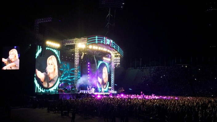 Open-Air-Konzert: Atemlos durch die Nacht - die Sängerin Helene Fischer beglückt mit ihrem Konzert im ausverkauften Münchner Olympiastadion mehr als 50 000 Fans.