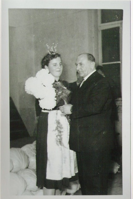 Ismaning Sauerkrautfabrik Durach: Fabrikbesitzer Durach tanzt mit einer Krautkönigin 1954
