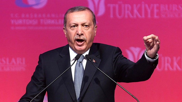 Regierungsbildung in der Türkei: Der türkische Staatschef Erdoğan droht mit Neuwahlen, sollte keine Bewegung in die Verhandlungen um eine Regierungsbildung kommen.