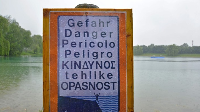 Badegefahr Emmeringer See: In sieben Sprachen wird nun am Emmeringer See vor der Gefahr für ungeübte Schwimmer gewarnt.