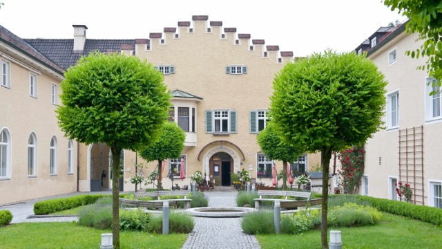 Schloss Zinneberg: Schloss Zinneberg ist seit 1927 im Besitz des Ordens.