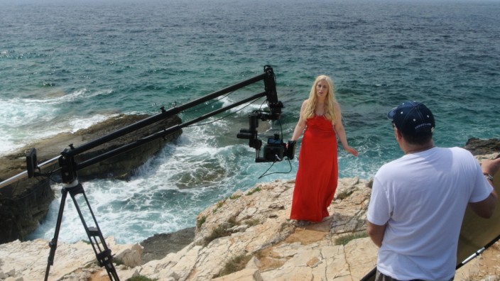 Musikvideo von Josefa Schmid: Sommer, Sonne, Meeresbrandung: Die Dreharbeiten für das Musikvideo von Josefa Schmids erster Single "Tiziano" fanden in Istrien statt.