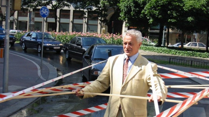 TU Wien: Hermann Knoflacher demonstriert mit seinem "Gehzeug", wie viel Platz ein Auto wegnimmt