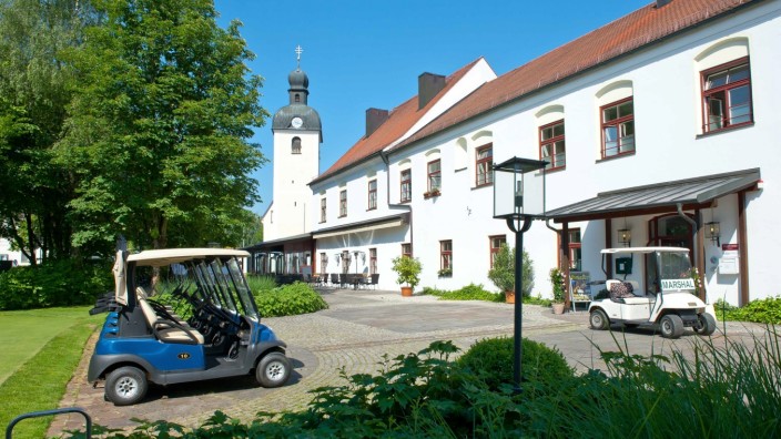 Schloss Egmating: Heute parken Golfwagen vor dem Schloss - früher wurden hier vielleicht Bierfässer geschleppt.