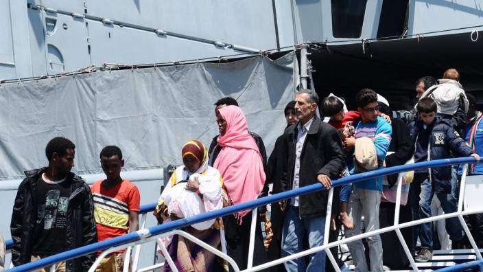 German Navy vessel rescues 800 migrants at Mediterranean Sea
