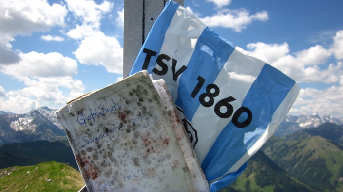 Gipfelbücher: Umsorgt: Sechzger-Tüten sollen Gipfelbücher vor Regen schützen und den Verein hoch hinaus bringen.