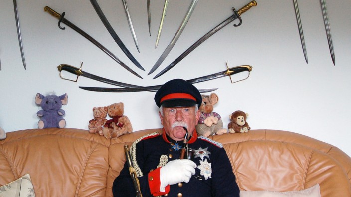 200 Jahre Schlacht von Waterloo: Klaus Beckert in Uniform auf der heimischen Couch
