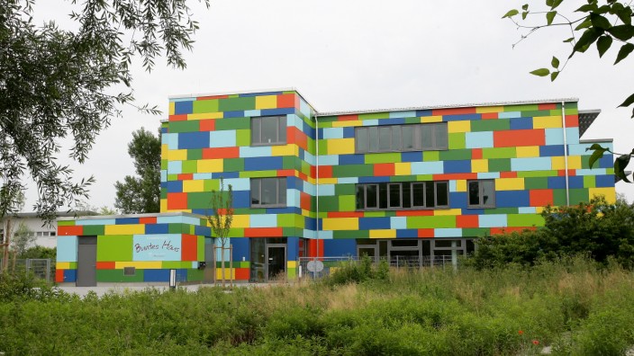 Kinderbetreuung: Das Bunte Haus in Hallbergmoos macht seinem Namen alle Ehre. Jetzt dürfen auch Kindergartenkinder rein.