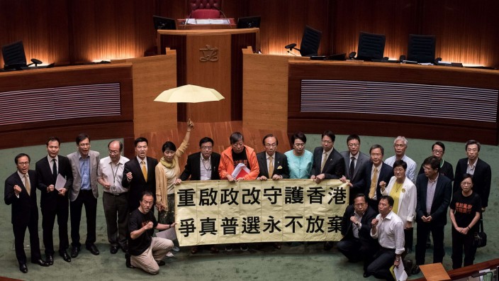 Hongkong: Prodemokratische Abgeordnete feiern ihren kleinen, vorläufigen Triumph im Parlament von Hongkong