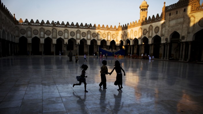 Ägypten: Im Innenhof der Moschee sind die Tische für das Fastenbrechen schon aufgebaut, doch noch bleibt ein bisschen Zeit zum Spielen.