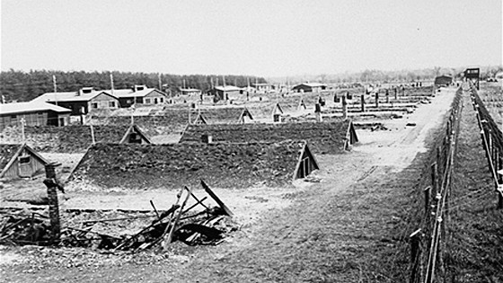 Erdhütten in einem KZ-Außenlager bei Kaufering. Aufnahme vom 29. April 1945 nach der Befreiung durch die US-Armee.