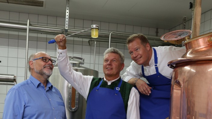 An der städtischen Berufsschule: Braumeister Detlev Stegbauer mit seinen Brauerei-"Lehrlingen" Dieter Reiter und Andreas Steinfatt (von links).