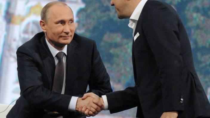 Konfliktmanagement des russischen Präsidenten: Griechenlands Premierminister Alexis Tsipras (r.) nimmt die ausgestreckte Hand des russischen Präsidenten Wladimir Putin beim Wirtschaftsforum in Sankt Petersburg dankend an.