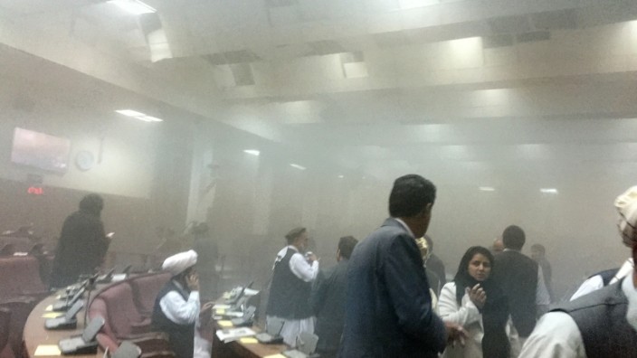 Afghanistan: Rauschwaden im Parlament: Dieses Foto machte ein Abgeordneter nach dem Angriff.