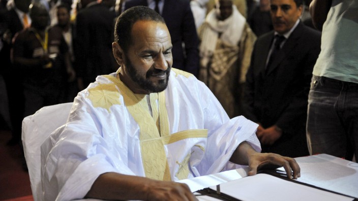 Sidi Brahim Ould Sidati of the Coordination of Movements for Azawad signs a peace agreement in Bamako