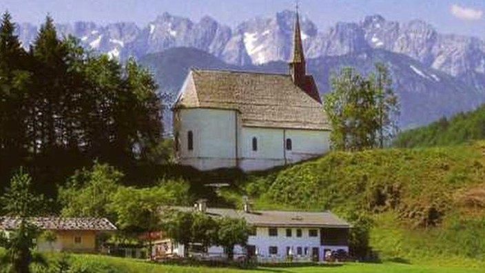 Schleching: Das Streichen-Plateu ist ein Musterbeispiel für die bayerische Dualität aus Kirche und Wirtshaus.