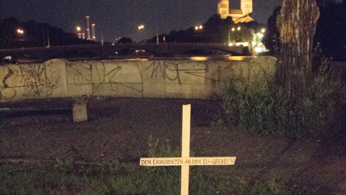 Politische Aktion: Unbekannte haben an der Corneliusbrücke ein Grab ausgehoben als Mahnmal für ertrunkene Flüchtlinge.