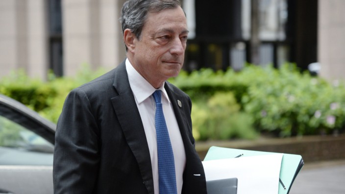 EZB-Präsident Mario Draghi am Montag auf dem Weg zum Krisentreffen der Euro-Finanzminister in Brüssel.