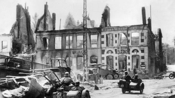 Deutsche Kradeinheit in einer zerstörten französischen Stadt, 1940