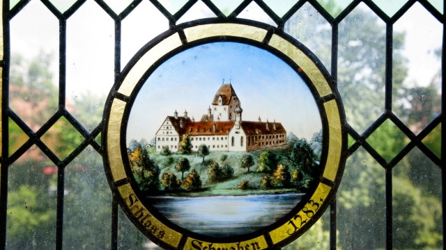 Markt Schwabener Schloss: Die Bleiverglasung, die das Schwabener Schloss zeigt, stammt noch aus der Gründerzeit.