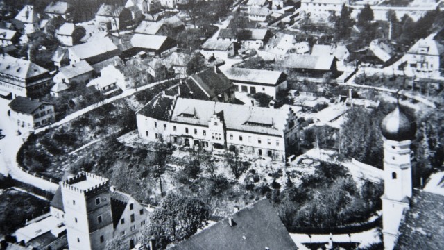 Markt Schwabener Schloss: In dieser Ansicht etwa aus dem Jahr 1952 sind noch der Burggraben und der Westflügel, der dem Rathaus später musste, gut zu sehen.